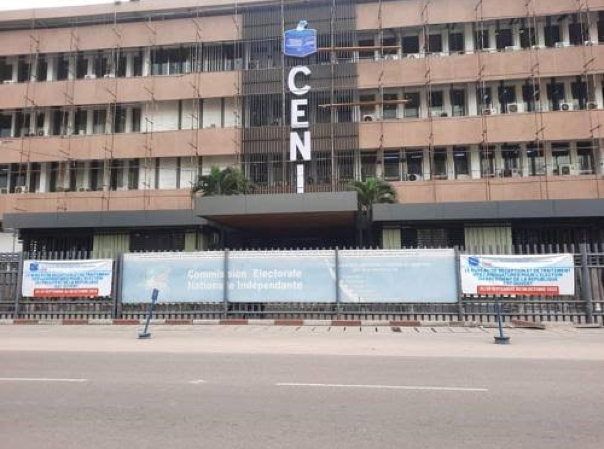 Revendiquant le paiement de leurs arriérés, RDC : les anciens agents de la CENI passent la nuit à la belle étoile